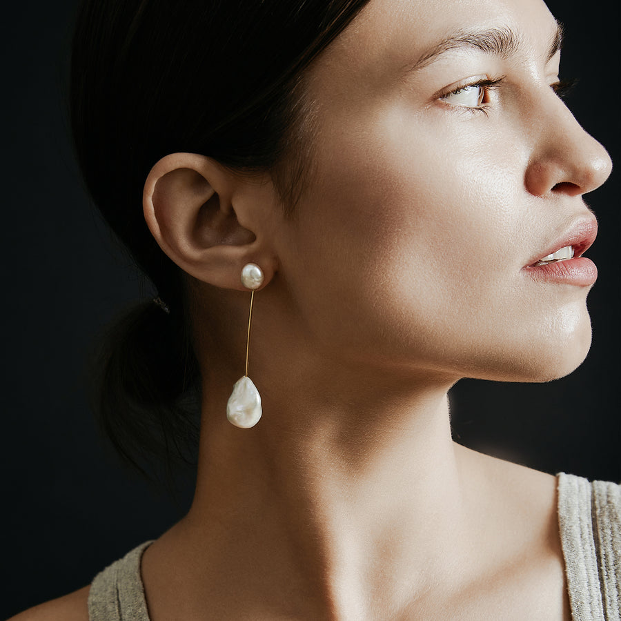 SHASHI Petunia Pearl Earring