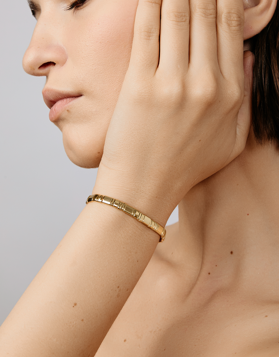 Tilu Clasp Bracelet, Pendesi