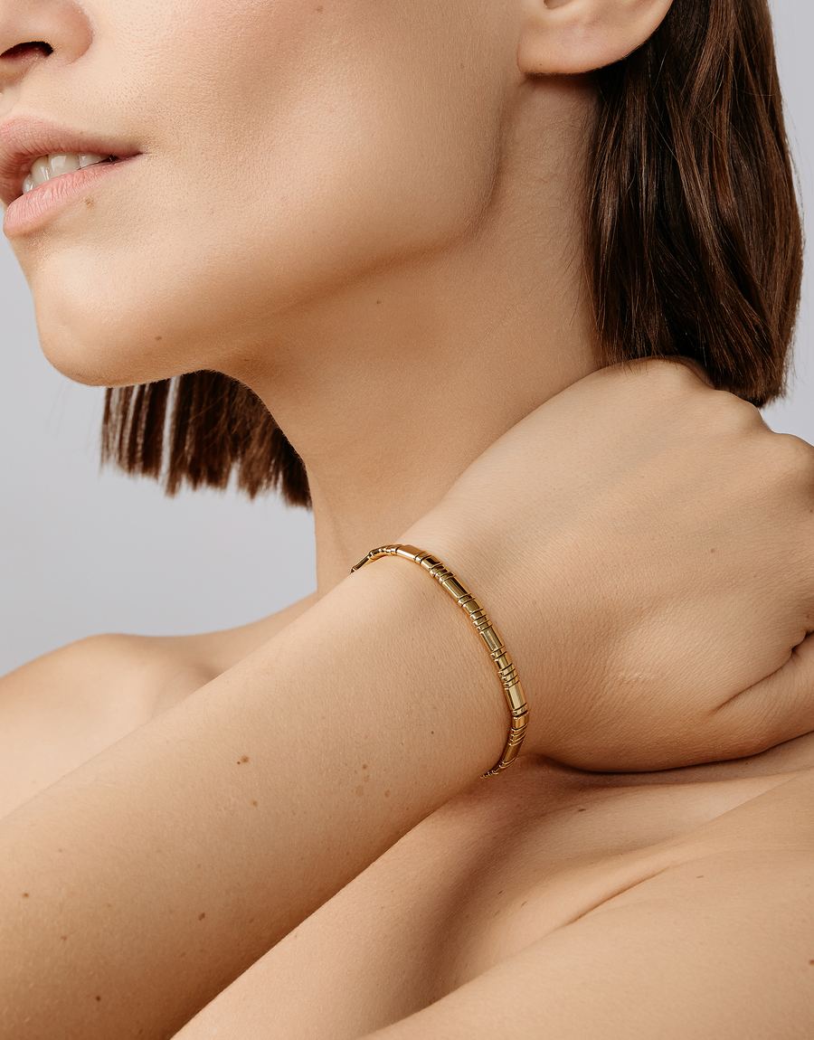 Tilu Clasp Bracelet, Pendesi