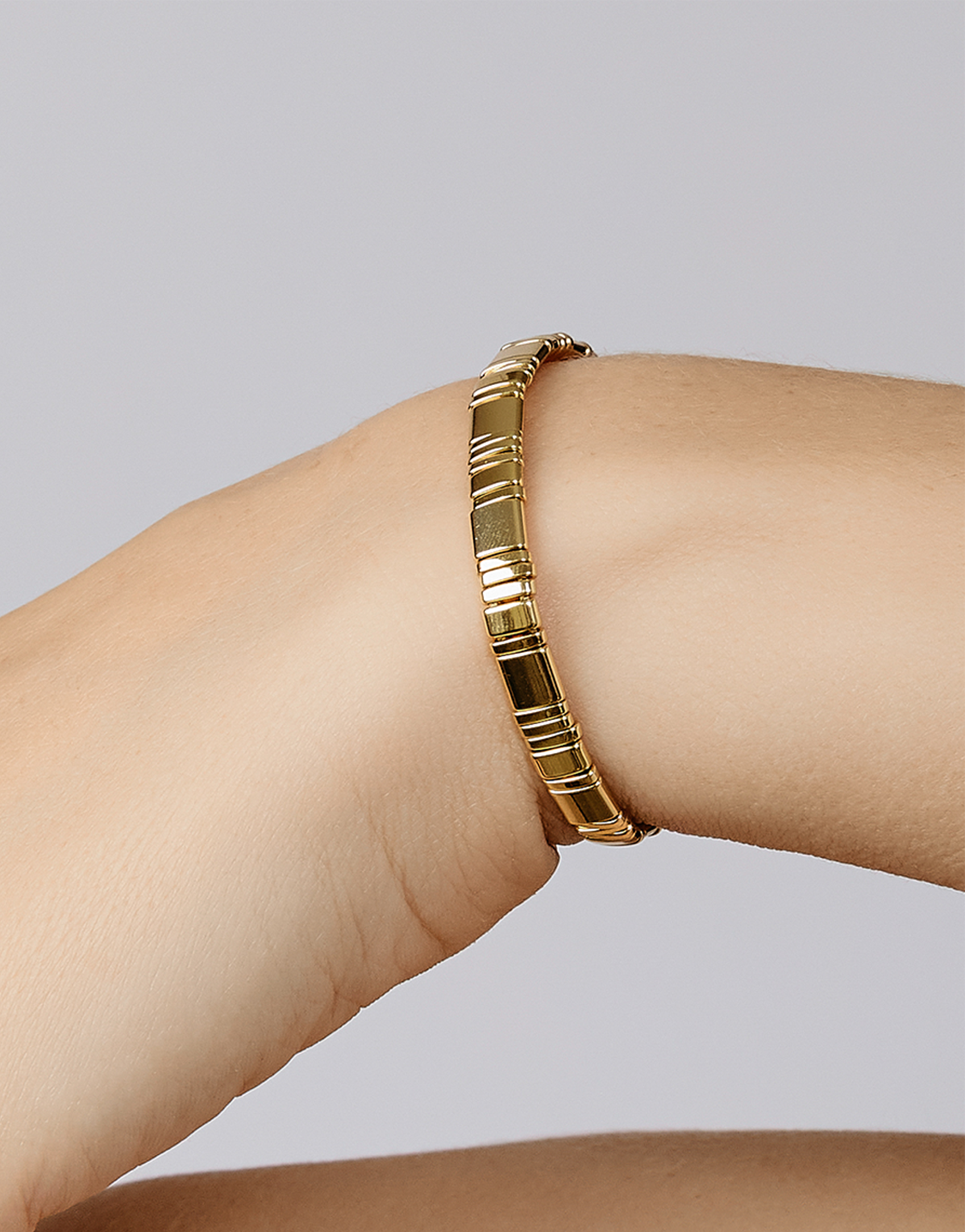 Tilu Clasp Bracelet, Pendesi