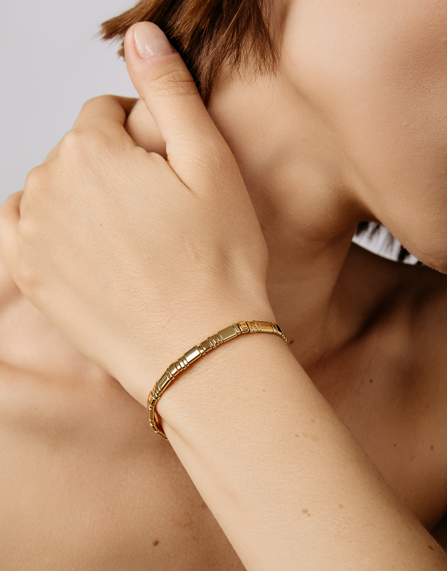 Tilu Clasp Bracelet, Pendesi